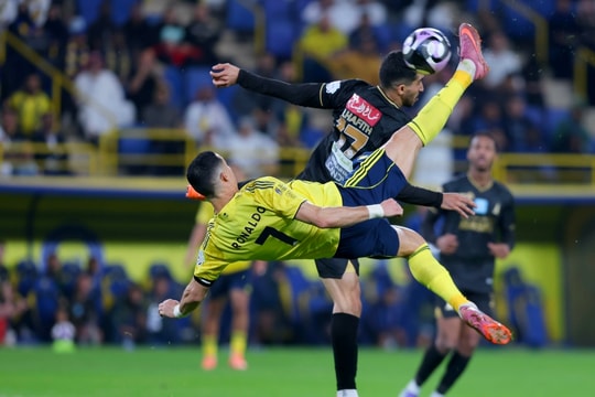 Ronaldo tung người móc bóng ghi bàn ở Saudi Pro League