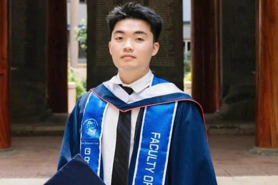 Thủ khoa từng làm bốc vác, vừa học vừa nuôi cháu