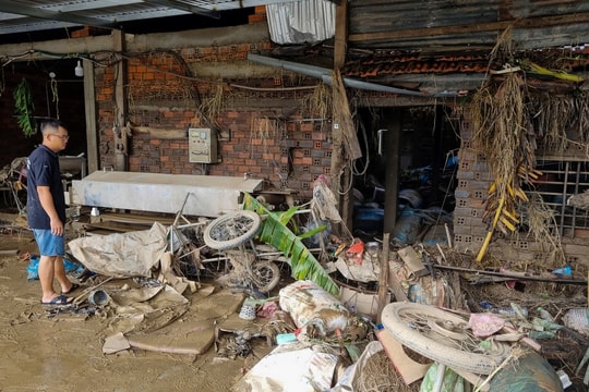 Dọn dẹp nhà xưởng, trường học sau lũ