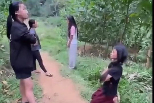 Hai nữ sinh lớp 6 bị bạn ép quỳ, tát liên tiếp giữa đường