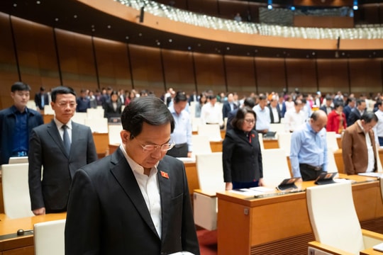 Đại biểu Quốc hội tưởng niệm đồng bào thiệt mạng do mưa lũ