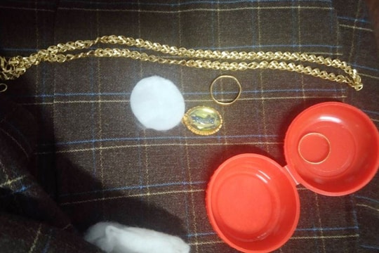 Cựu giáo viên tìm người trả lại tài sản để trong áo quần cũ