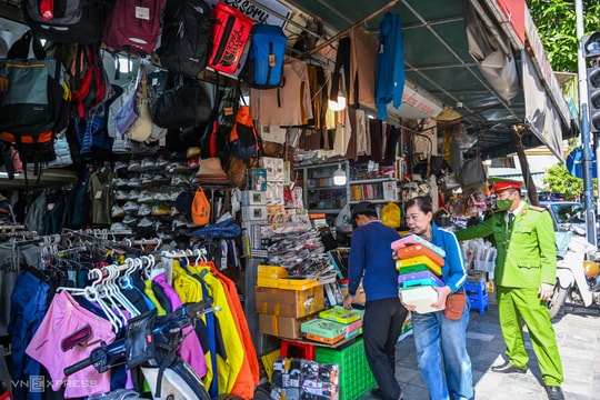 Gỡ mái che, dọn vỉa hè các phường trung tâm Thủ đô