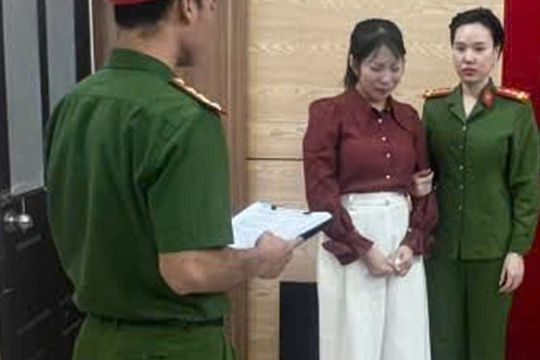 Trưởng phòng giao dịch ngân hàng 'chế hồ sơ', chiếm đoạt tiền của khách