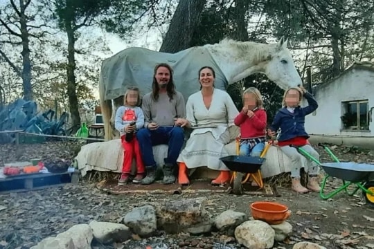 Tòa án Italy hứng chỉ trích vì ngăn cặp vợ chồng nuôi 3 con trong rừng