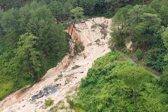 Nhiều quốc lộ và đường sắt Bắc Nam qua miền Trung vẫn tắc