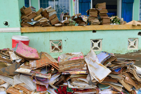 Gần 2.000 trường học đóng cửa vì lũ