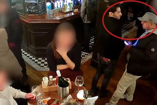 Hai kẻ phối hợp trộm túi xách trước mặt nạn nhân