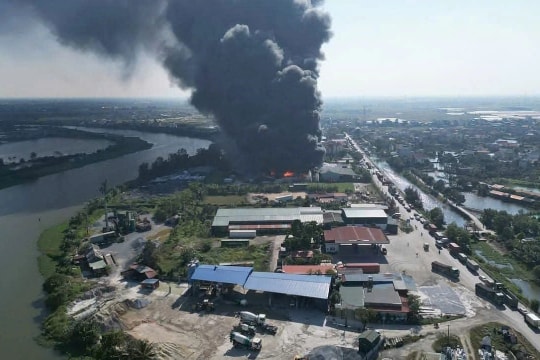 Cháy lớn ở xưởng tái chế nhựa