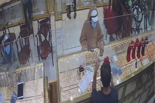 Camera ghi cảnh nam thanh niên cướp vàng, bỏ chạy