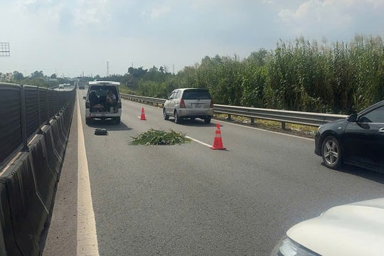 Thi thể người đàn ông nước ngoài trên cao tốc Trung Lương