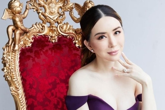 Nữ tỷ phú chuyển giới khủng hoảng