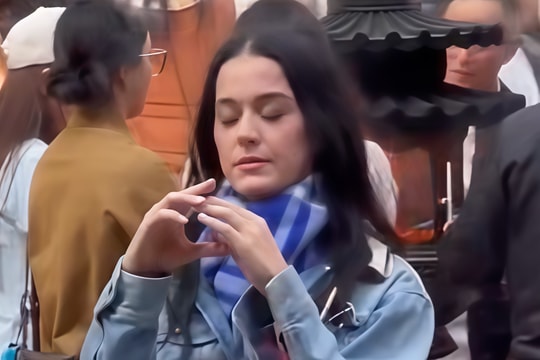 Katy Perry đi chùa thắp hương