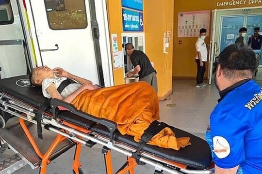 Người phụ nữ gõ nắp quan tài ngay trước khi hỏa táng