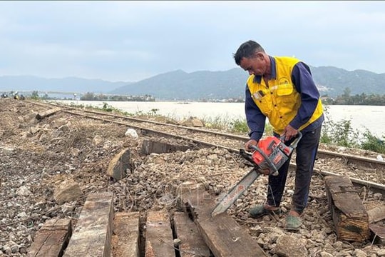 Thông tuyến đường sắt Bắc - Nam sau ảnh hưởng mưa lũ tại Nam Trung Bộ