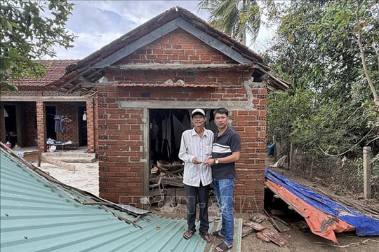 Người dân vùng lũ Đắk Lắk chung tay vượt lên nghịch cảnh