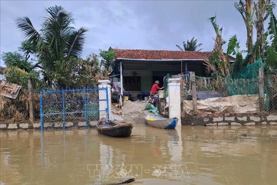 Tiếp thêm nguồn lực, động viên người dân vùng lũ vượt qua khó khăn, thách thức