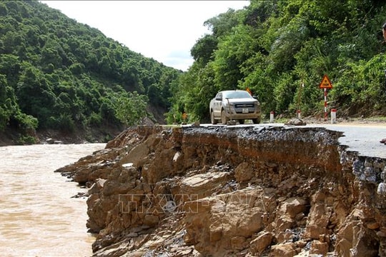 Nghệ An nỗ lực khôi phục hạ tầng giao thông sau bão lũ