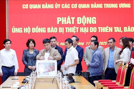 Cơ quan Đảng ủy các cơ quan Đảng Trung ương chia sẻ với người dân vùng mưa lũ tại Nam Trung Bộ