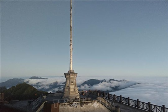 Băng giá phủ trắng đỉnh Fansipan