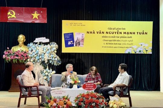 Nhà văn 80 tuổi dành tặng toàn bộ tiền bán sách cho đồng bào vùng lũ