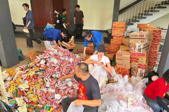 TP Hồ Chí Minh: 'Cháy' các mặt hàng thiết yếu dùng gửi cứu trợ