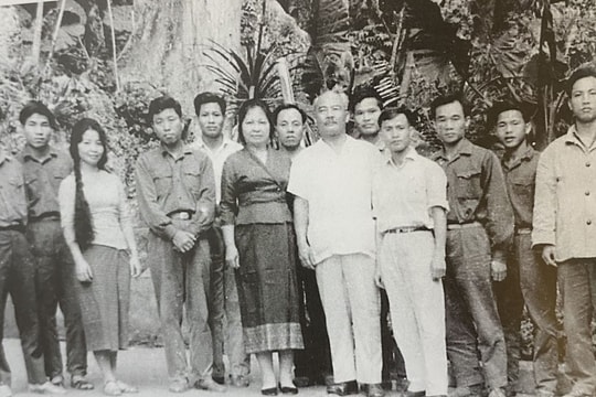 Chuyện về nhà báo được Chủ tịch nước Lào tặng Huân chương Itxala hạng Nhất