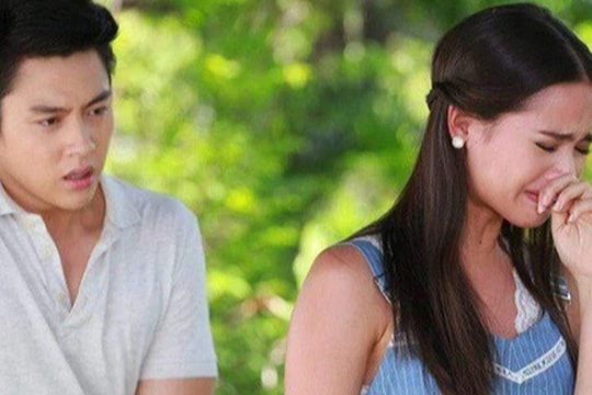 Nhìn tôi ngơ ngẩn cầm tấm thiệp hồng, vợ nổi giận đòi ly hôn ngay lập tức