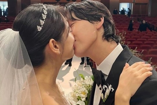 Ngày cưới, tôi bất ngờ nhận ra một sự thật khi đứng trên sân khấu