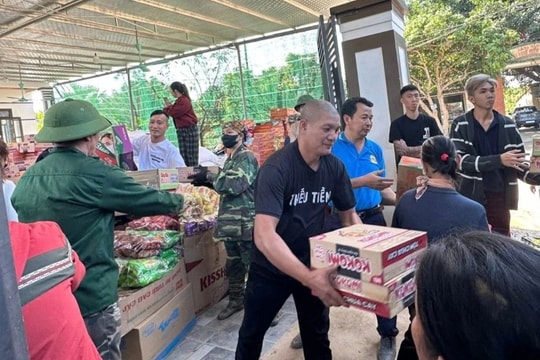 Chủ quán cơm làm điều bất ngờ khi gặp đoàn từ thiện hướng về miền Trung