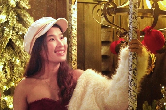 TPHCM rực rỡ sắc màu Giáng sinh sớm, giới trẻ đổ xô "sống ảo"