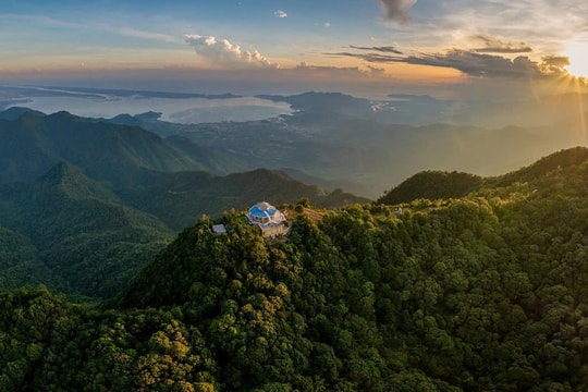 Đỉnh núi nào của Việt Nam từng có lượng mưa xếp thứ hai thế giới?