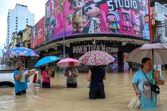 Hàng nghìn du khách mắc kẹt tại Thái Lan vì lũ lụt