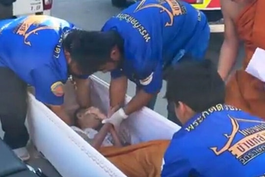 Người phụ nữ cử động trong quan tài khi được đưa đến chùa hỏa táng