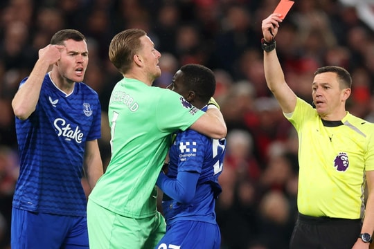 Man Utd thua trong thế hơn người ở Ngoại hạng Anh