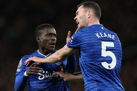 Cầu thủ Everton bị đuổi khỏi trận gặp Man Utd vì tát đồng đội