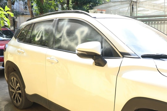 Bị xịt sơn khi đỗ ôtô ở đường, chủ xe làm gì để đảm bảo quyền lợi?