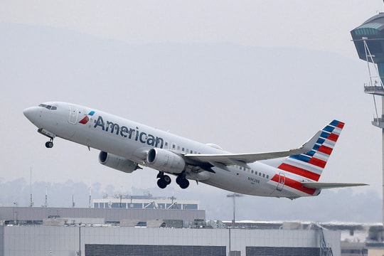 Máy bay hạ cánh khẩn vì mùi lạ trong khoang, 5 người nhập viện