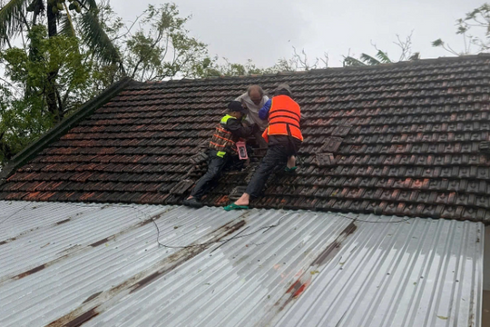 Vắng đàn ông trẻ - người già, phụ nữ, trẻ em làm sao sinh tồn trong đêm nước lên?