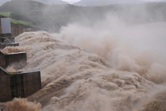 Nhiều tỉnh Nam Trung Bộ hạ mực nước hồ vì lo lũ mới