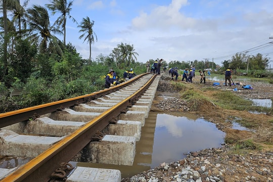 Thông tuyến đường sắt Bắc Nam sau 9 ngày tê liệt