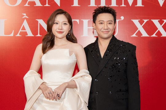 Uyển Ân gợi cảm bên Trấn Thành tại thảm đỏ bế mạc LHP Việt Nam