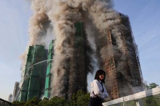 Cháy lớn khu chung cư Hong Kong, nhiều người kẹt giữa biển lửa