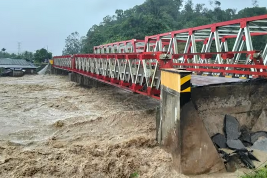 Khoảnh khắc lũ quét ập xuống ngôi làng ở Indonesia khiến 10 người thiệt mạng
