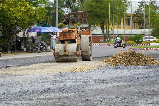 Đồng Tháp: Hư hỏng nền, mặt đường trên diện rộng sau mưa lũ