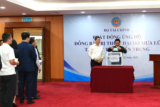 Ước tính 3,5 tỷ đồng đã được Bộ Tài chính quyên góp ngay tại Lễ phát động ủng hộ đồng bào vùng lũ