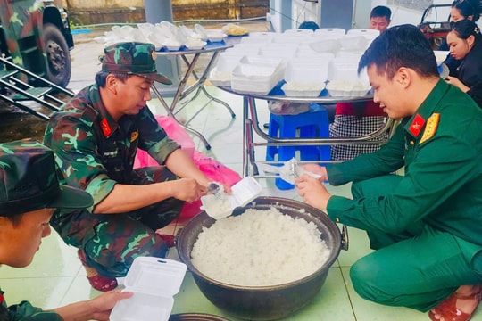 Xe bếp hậu cần ấm tình quân dân nơi vùng lũ