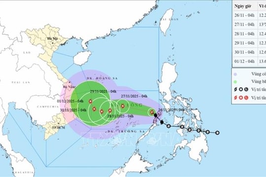 Dự báo bão số 15 sẽ tăng thêm 2 cấp trong 24 giờ tới