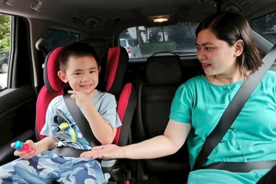 Ghế an toàn ô tô bắt buộc: Gia đình loay hoay, xe công nghệ lo hủy chuyến
