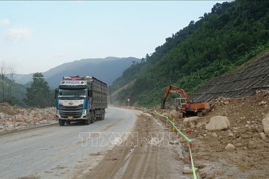 Đà Nẵng khẩn trương khắc phục hậu quả mưa lũ trên các tuyến đường bộ